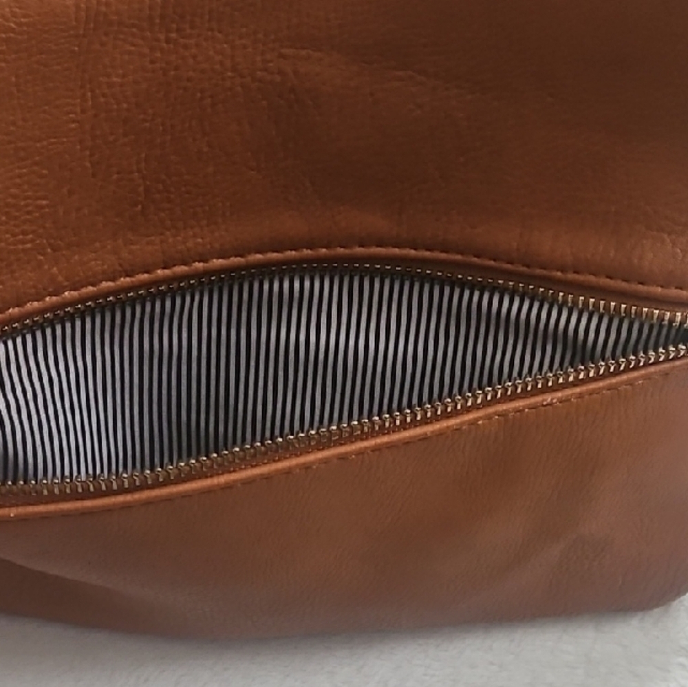 Elegant Tan Leather Crossbody Bag - Picture 2 of 4